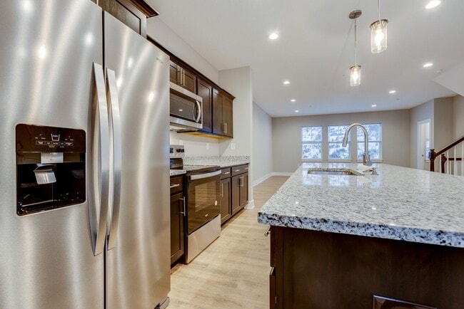 Building Photo - Beautiful End Unit 3 Bedroom Townhouse - Franklin Regional School District - Available May 15th!