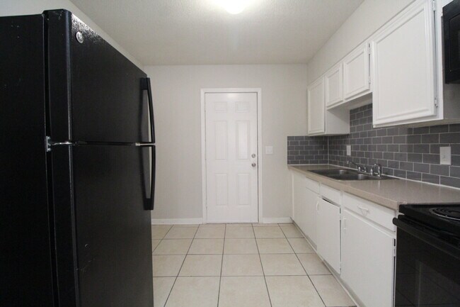 Building Photo - North Pensacola Duplex Near UWF & I-10 – Ready for Immediate Move-In