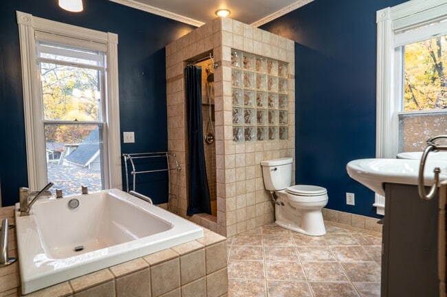 Building Photo - 422 S Michigan Ave