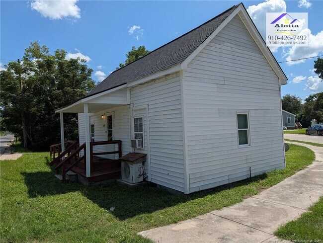 Building Photo - 400 McLeod Rd