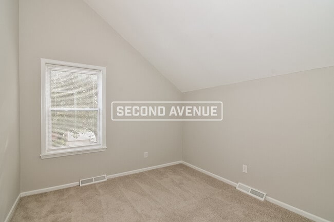 Building Photo - 1804 NE Gatewood Dr
