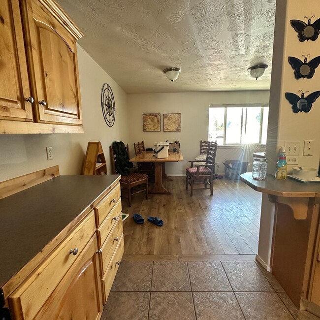 Building Photo - 3 Bedroom Victor Townhouse - Furnished
