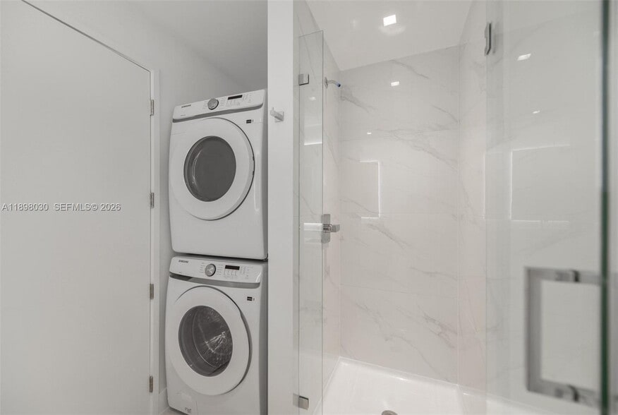 Building Photo - 700 NE 24th St