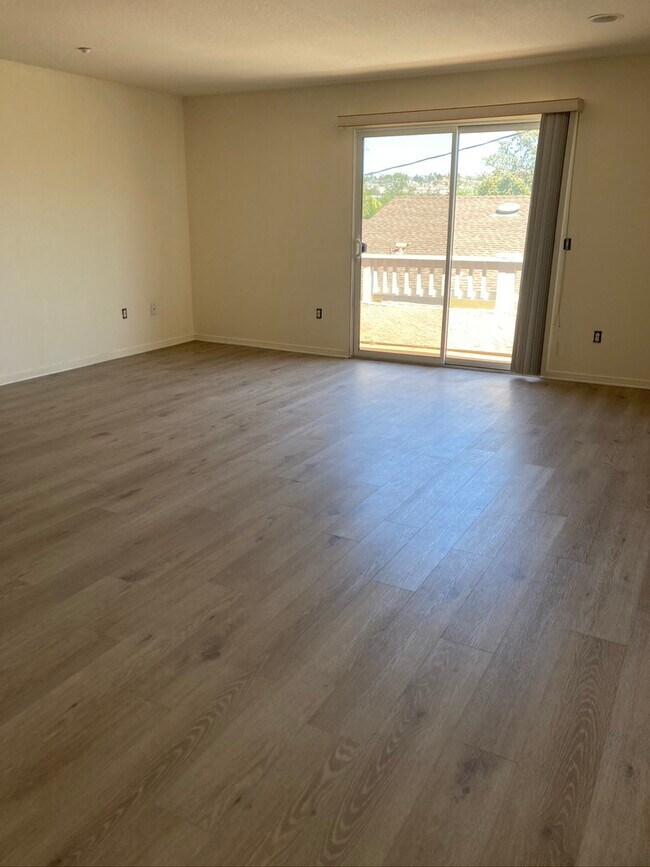 Living room/dining area - 896 Front St