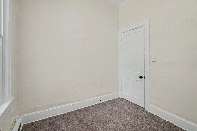 Building Photo - Charming 2 Bed / 1 Bath Duplex with Private Yard & Off-Street Parking