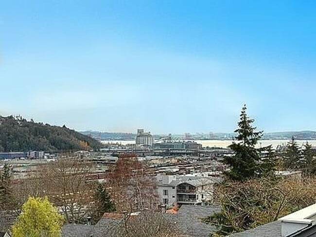 Building Photo - Luo Zhong Triplex