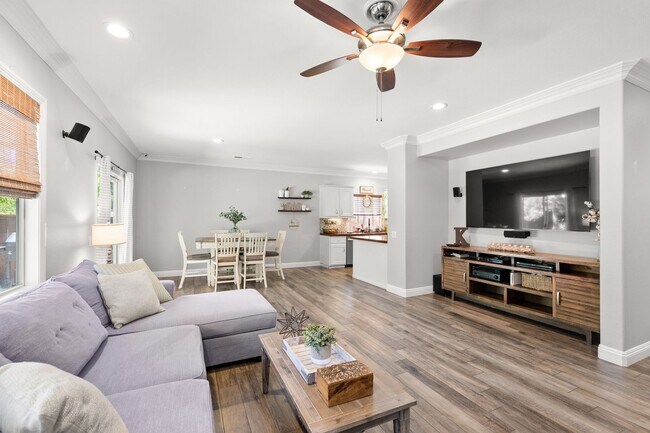 Building Photo - Gorgeous Eastlake Townhome!