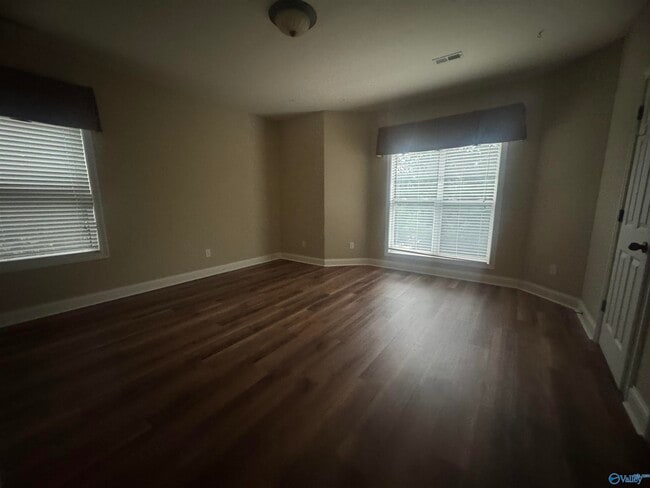Building Photo - 208 Treetop Dr SE