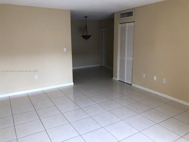 Building Photo - 10810 N Kendall Dr