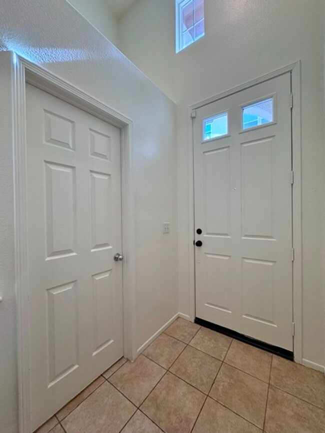 Building Photo - Spacious 3 Bedroom 2.5 Bathroom Condo in t...