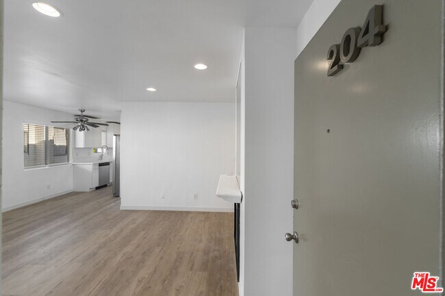 Building Photo - 13046 Moorpark St