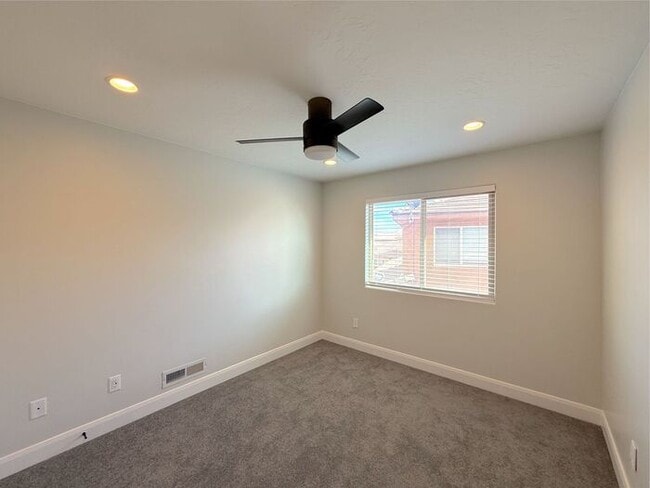 Building Photo - 4 bed, 2.5 bath duplex w/2 car garage