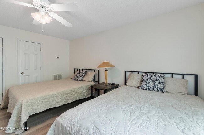 Building Photo - 3350 Club Villas Dr