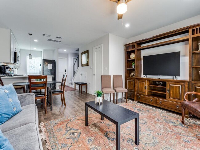 Building Photo - 3806 Southway Dr