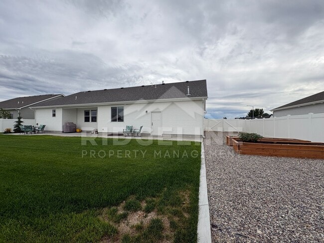 Building Photo - 806 E 1475 N