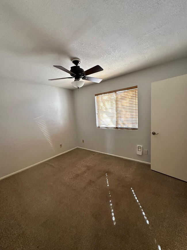 Building Photo - 8878 E Sheena Dr