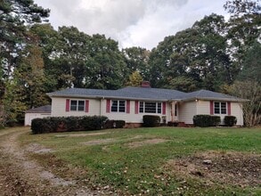 Building Photo - 3 bedroom home , detached garage, multiple living areas