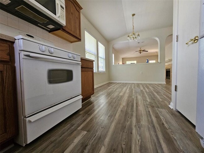 Building Photo - 5605 Bentsen Ln
