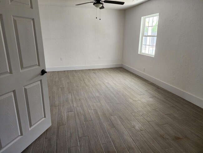 Building Photo - 3014 N Garden Ave