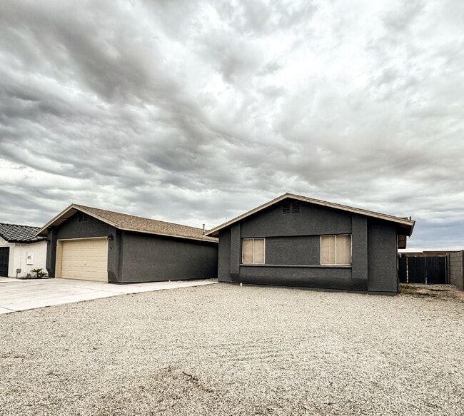 Building Photo - "Charming 3-Bedroom, 2 Bathroom Pool Home in Ocotillo!"
