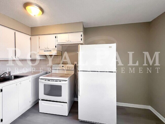 Building Photo - Fort Myers 1BR/1BA Freshly Renovated on First St! Cozy + Affordable = $250 Off 1st Month's Rent.