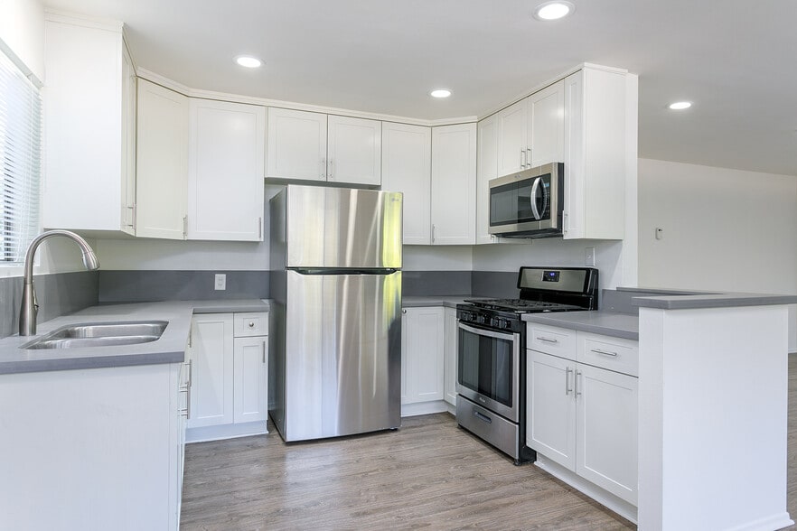 Building Photo - 660 W Sierra Madre Blvd
