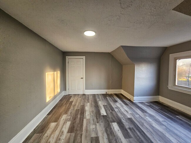 Building Photo - Newly updated 3 bedroom 1 bath apartment in the Northside!