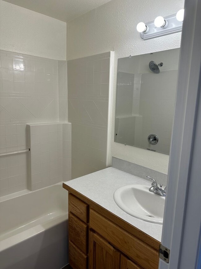 Building Photo - Updated 2 bedroom 2 bath triplex in Spring...