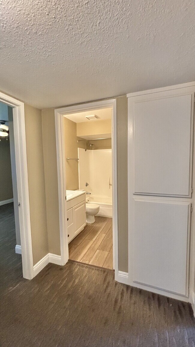 Building Photo - 2 Bedrooms Townhome Availble For Rent in I...