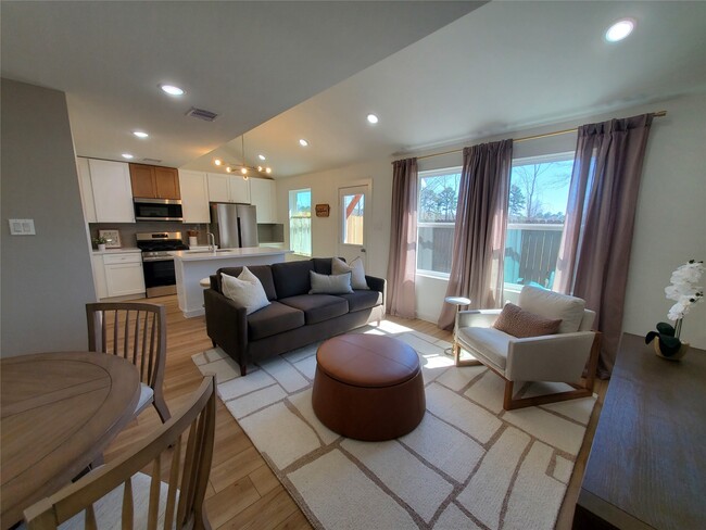 Building Photo - 824 Waxahachie St