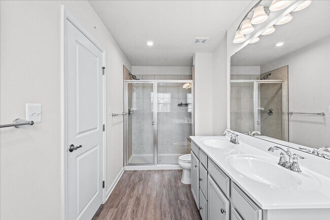 Building Photo - Elegant Townhome Close to I-95 and Downtow...