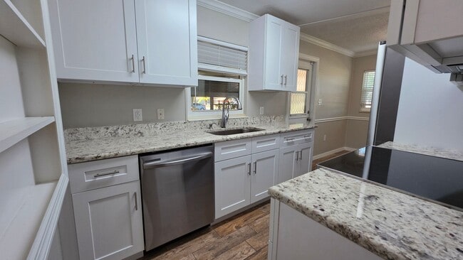 Building Photo - 2 bed 1 bath just remodeled