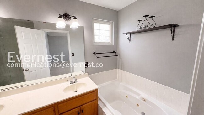 Building Photo - 5 Bed, 3 Bath Home with Fenced Yard & Garage / Pet-Friendly / Available Now!