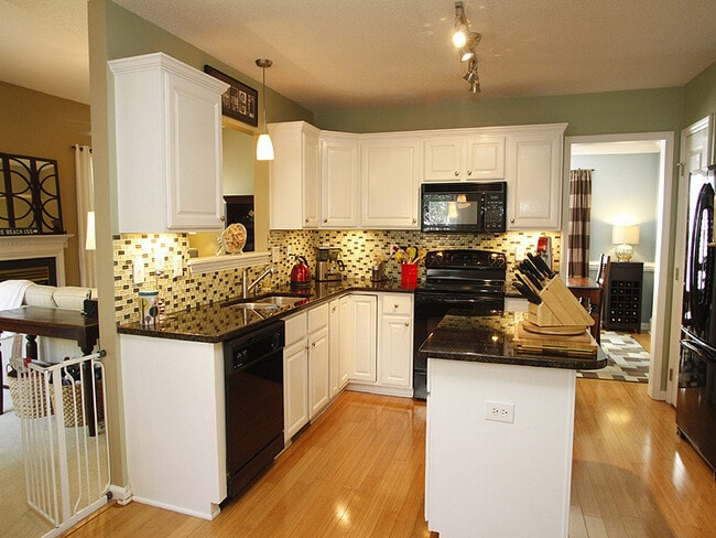 Building Photo - Beautifully Updated Home in Desirable Scho...