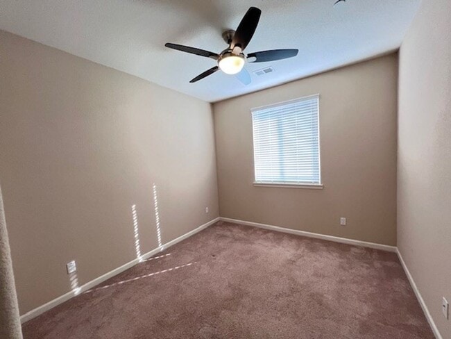 Building Photo - Beautiful home located in Vineyard Pointe Village