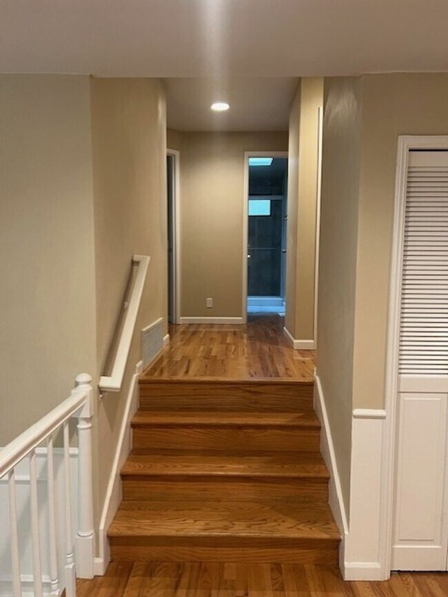 Building Photo - Highly desirable Sammamish 3 bedroom, 3 bath 1970asf.