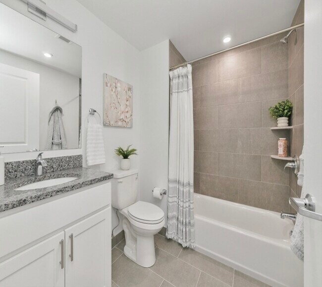 Building Photo - 585 Essex St