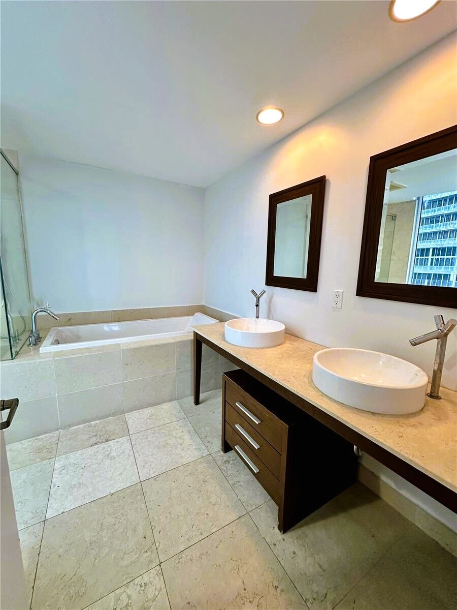 Building Photo - 495 Brickell Ave
