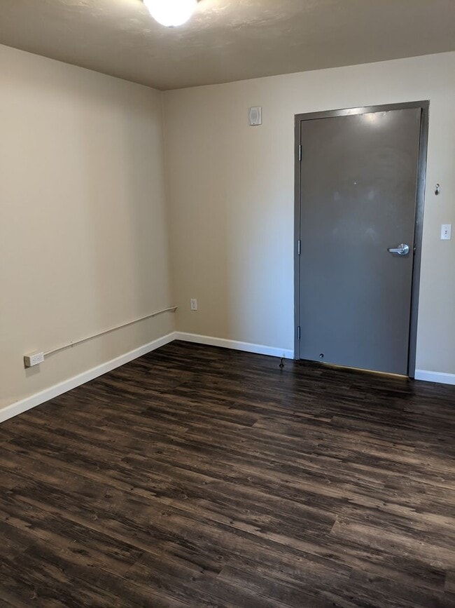 Building Photo - 1-Bedroom, 1-Bath Upstairs Apartment In Downtown Springfield!