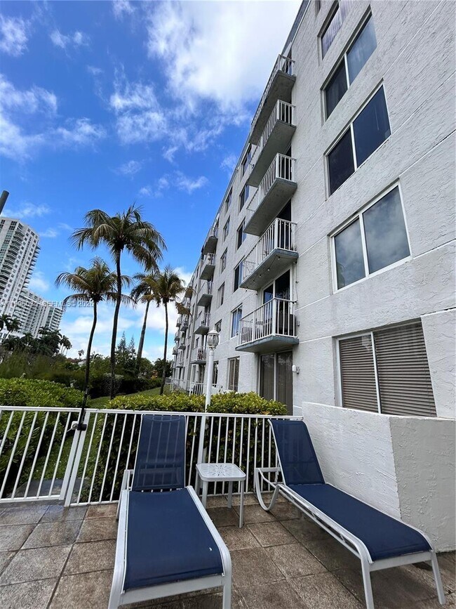 Building Photo - 1720 NW N River Dr