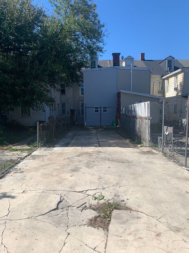 Building Photo - 4 Bedroom with Parking -York City SD