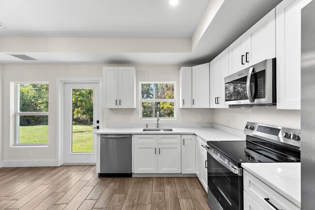 Building Photo - 3003 SE Fairmont St