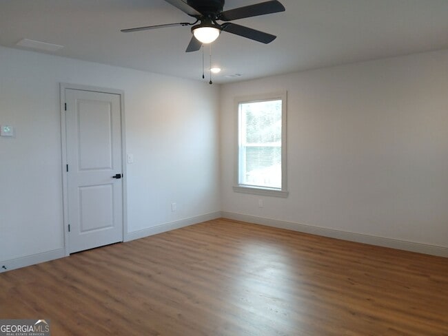 Building Photo - 245 Lakeview Dr