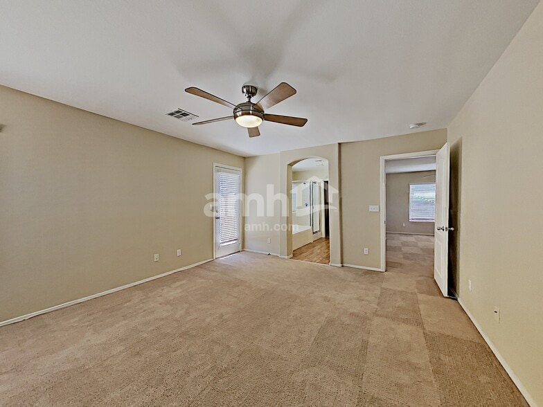 Building Photo - 1052 Crescent Falls St