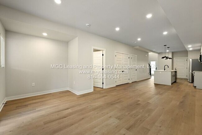 Building Photo - Welcome to Oak Ridge Falls Townhomes in Raymore, MO - Tours Available Today!