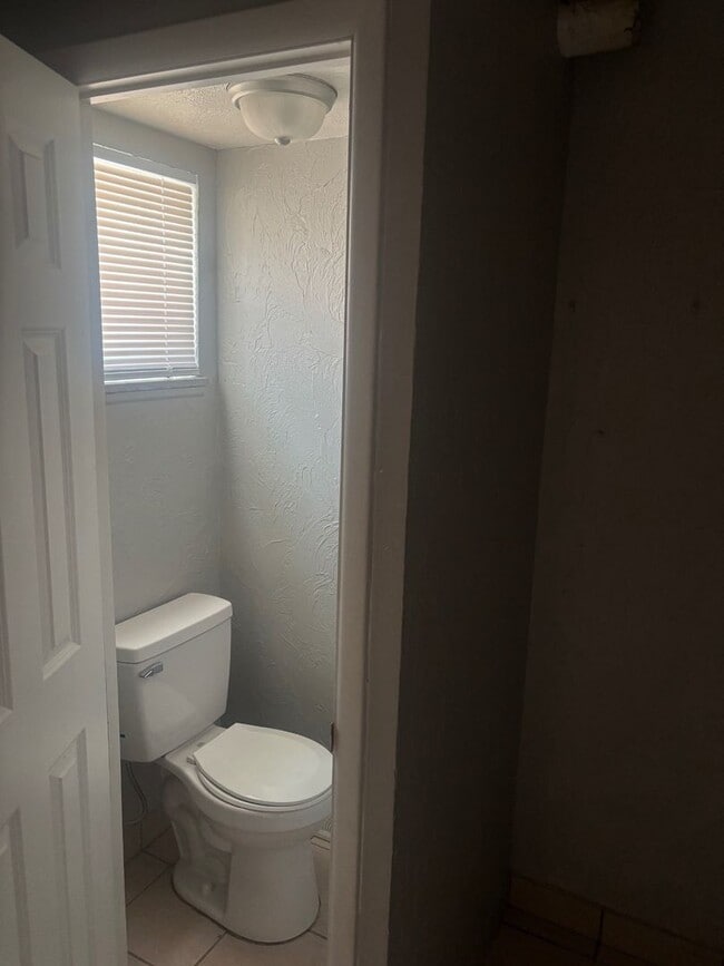 Building Photo - Charming 2-Bedroom Property in Prime Location