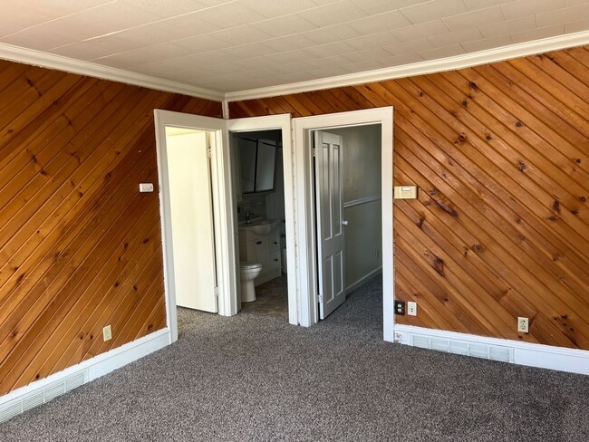 Building Photo - 136 N Dewey Ave