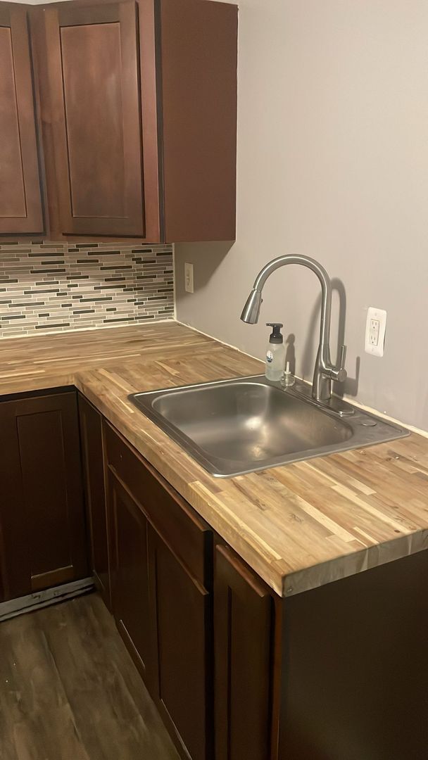 Building Photo - Recently Renovated 2 Bed 1 Bath Ready To M...