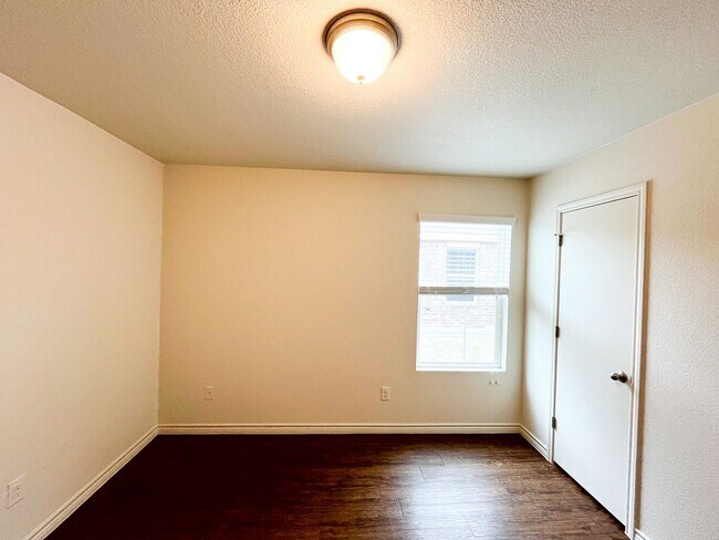 Building Photo - 1515 Justin Lp