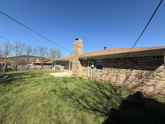 Building Photo - Renovated 3-bedroom house!  Housing accepted!